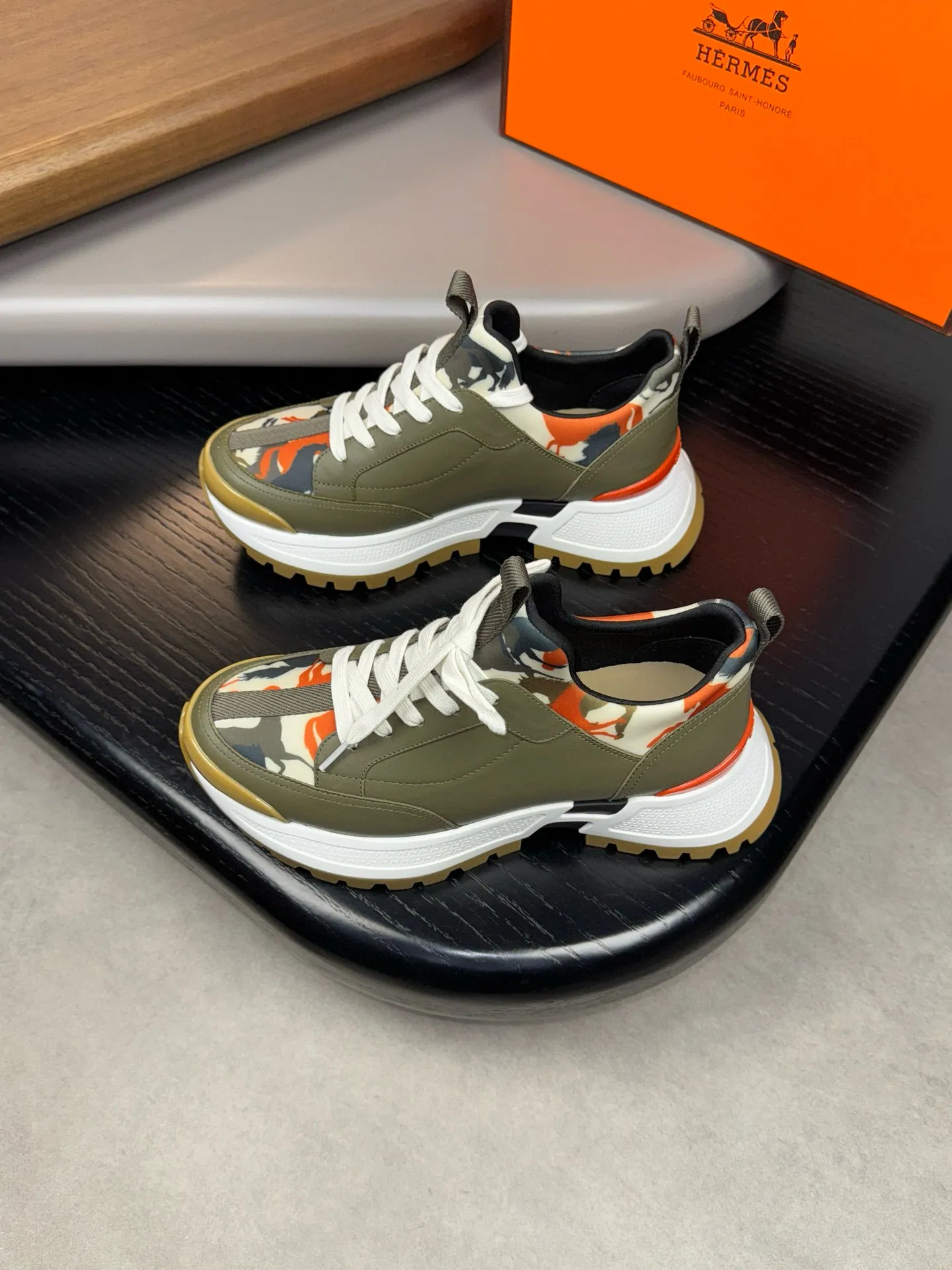 [HERMES] Hermès men's shoes💰560💰 - High-end quality original casual sports shoes - Upper: 🔝Nappa calfskin, high-grade elastic cloth, brand webbing - Lining: elastic cloth, foot pad; water-dyed cowhide - Outsole: ultra-light T men's shoes 💰U foam rubber; two-color molded outsole -Ultra-high quality control and fine workmanship: outstanding (high-end, extravagance, grade) -Size: 39-44 (38, 45, can be customized)